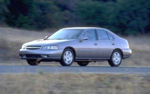 2000 Nissan Altima 4 Dr GXE Sedan